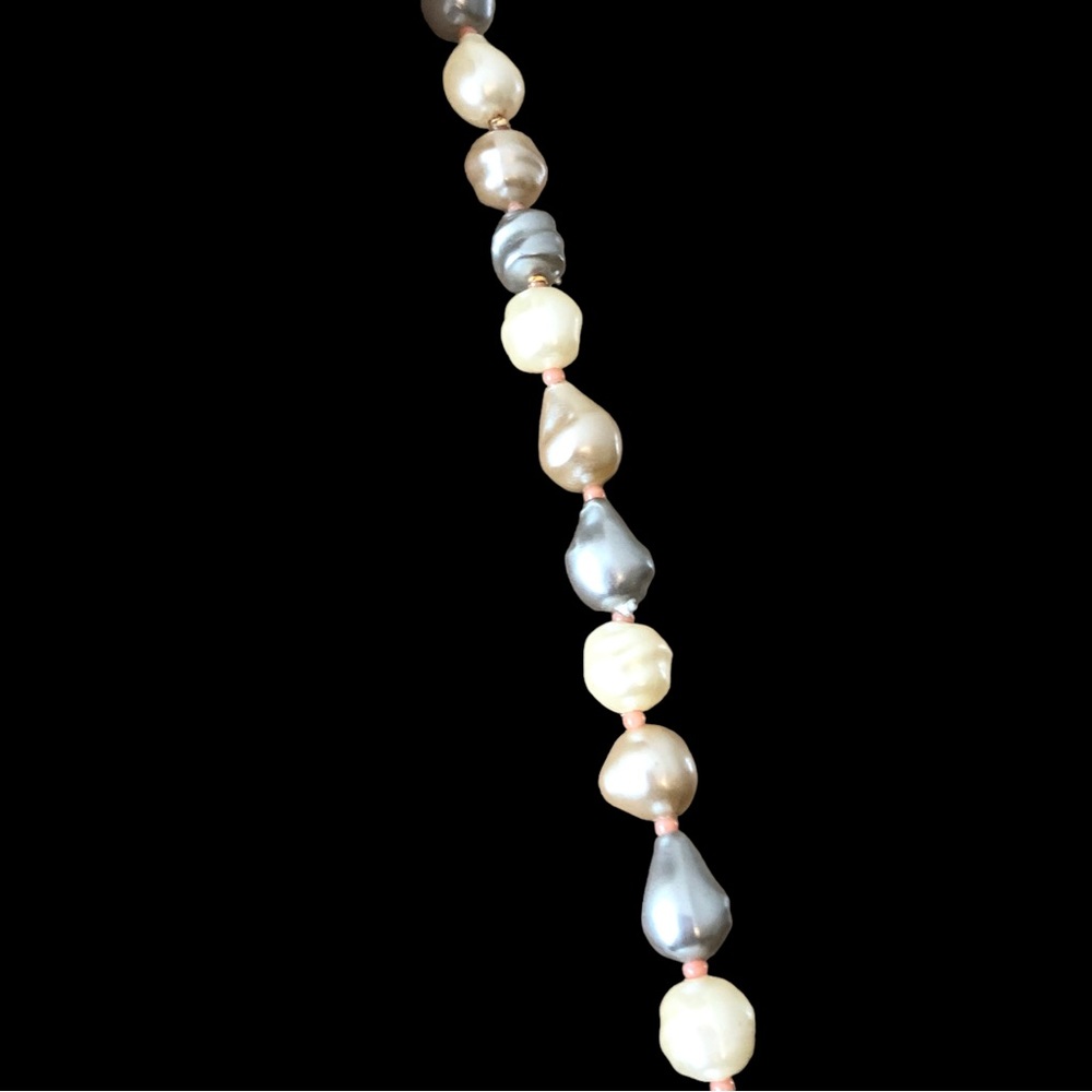 Gorgeous Triple Color Faux Pearl Necklace. Gray Tan Cream Opalescent Fin… - Picture 4 of 5